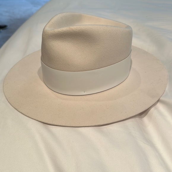 Janessa Leone hat - Picture 1 of 2